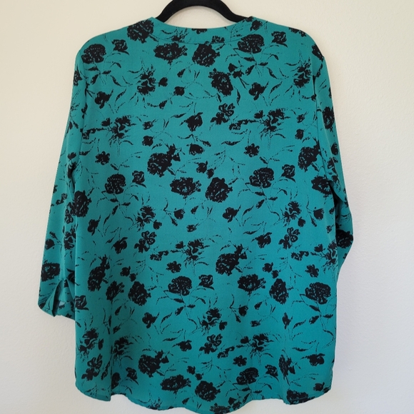 2 Pretty Career Blouses Size L in Green and Cream - Picture 7 of 10